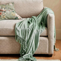 Kodin syleilyssä: Torkkupeittojen ja vilttien merkitys sisustuksessa