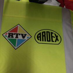 Logoilla varustetut työvaatteet – tehokkaan markkinoinnin kulmakivi