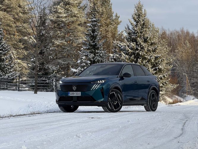 Peugeotin uudet nelivetoiset E-3008 AWD ja E-5008 AWD
